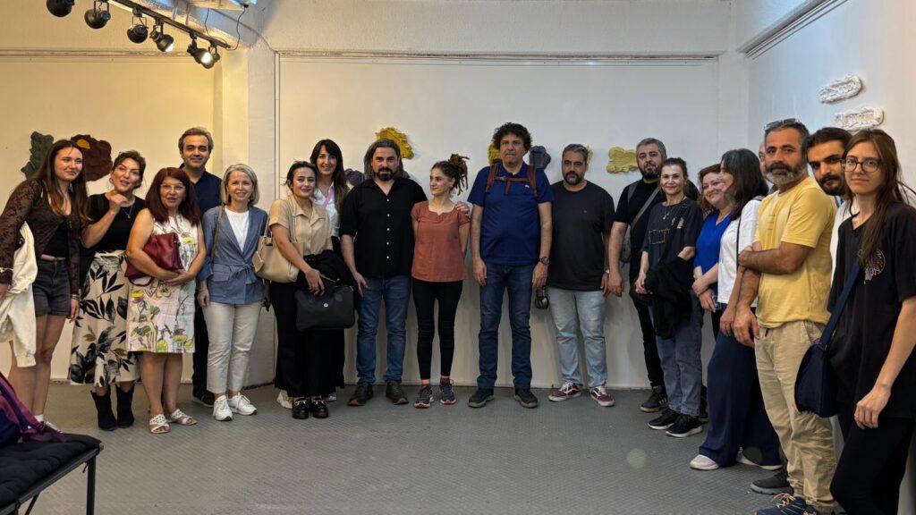 sergi-1024x576 Seramikte Belleğin İzleri: Sinan Avinal’ın Yeni Sergisi Açıldı
