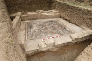 Balikesir-Adramytteion-Antik-Kenti-Roma-donemi-Zumrut-kedi-ve-Okyanus-kopek-mozaigi3-300x200 Balıkesir'de 2 Bin Yıllık "Zümrüt" Kedi ve "Okyanus" Köpek Mozaiği