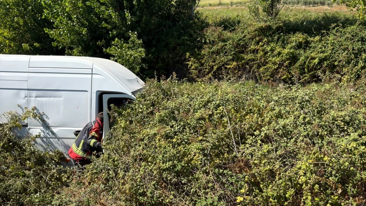 Gonen-trafik-kazasi Gönen'de Korkutan Kaza: Panelvan Yoldan Çıktı