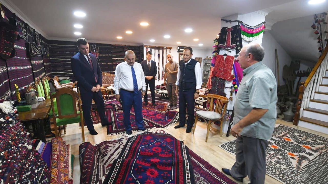 Sindirgi-Yagcibedir-halisi-koleksiyonu-ve-tarihi-dokuma-tezgahi Sındırgı Yağcıbedir halısı koleksiyonuna özel inceleme