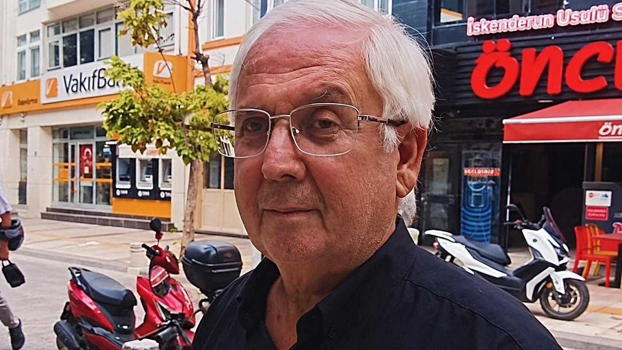 Balıkesir Sokaklarında Aziz Yıldırım Benzerliği Görenleri Şaşkına Çevirdi