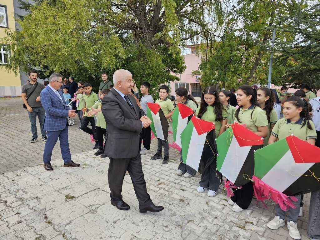 dursunbey_ucurtma_orj1 Dursunbey'den Gazze'deki Çocuklar İçin Anlamlı Uçurtma Etkinliği