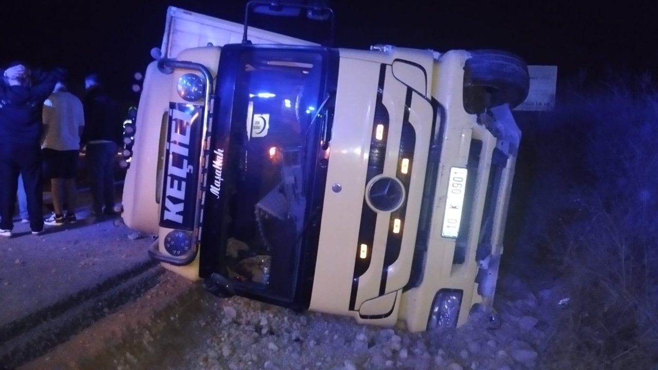 Gönen OSB Önünde Çift Taraflı Trafik Kazası: Sürücüler Kıl Payı Kurtuldu