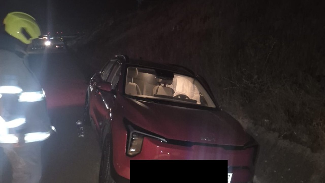gonen_kirmizi_araba_kaza Gönen OSB Önünde Çift Taraflı Trafik Kazası: Sürücüler Kıl Payı Kurtuldu