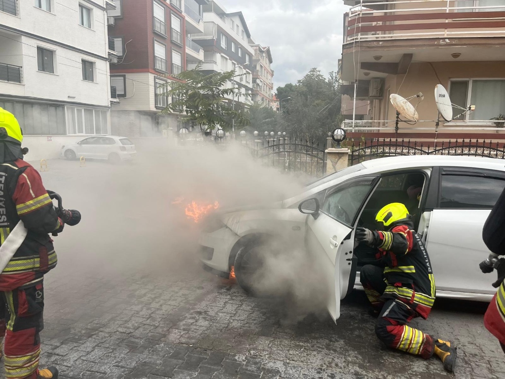 Burhaniye'de Park Halindeki Otomobil Alev Alev Yandı