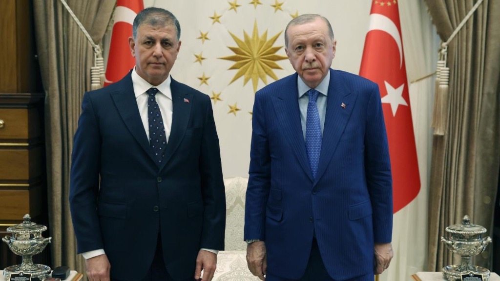 Son Dakika: İzmir AK Parti'ye Mi Geçiyor? Cemil Tugay Külliye'de!