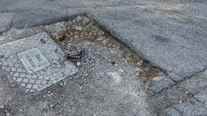 yol-kotu-300x169 Bahçelievler Sakinlerinden Çukur İsyanı: "Araçlarımız Zarar Görüyor!"