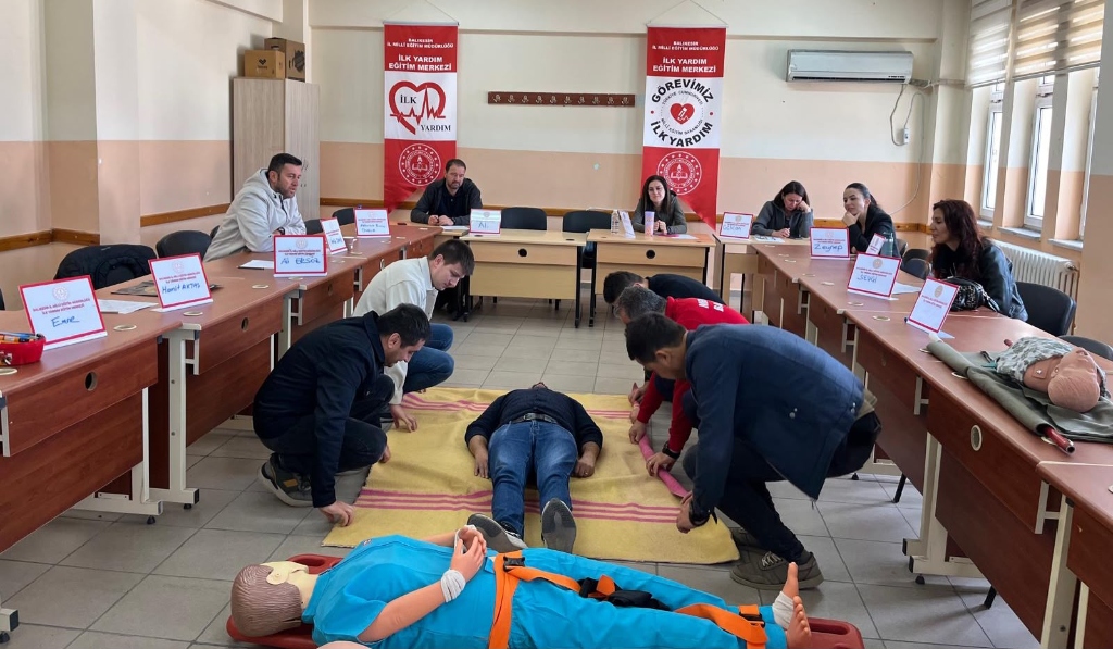 Hayat Kurtaran Bilgiler Tazelendi: Öğretmen ve Personele Uygulamalı İlk Yardım Eğitimi