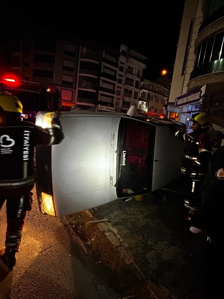Burhaniye’de Korkutan Kaza: Otomobil Devrildi, Sürücü Burnu Kanamadan Kurtuldu