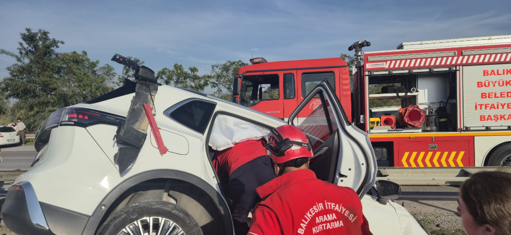 Balıkesir-Bursa Yolunda Feci Kaza: Araçta Sıkışan Yaralılar Kurtarıldı